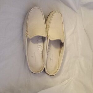 Greenwich Village shoes slip on loaf flat open in the back cream color size 40.
